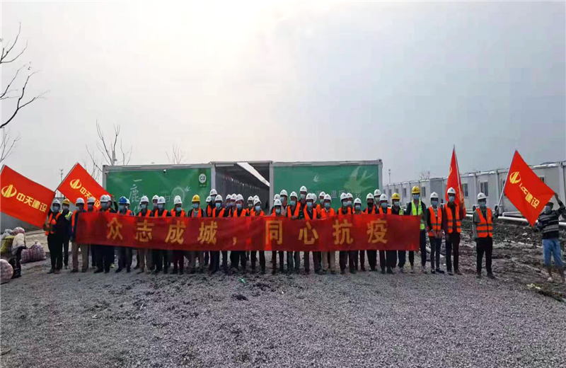 4月5日－18日，7790必发集团三建奉贤龙湖天街、朝阳广场等5个项目先后集结203名施工人员参与了4个方舱医院的建设、改造工程。